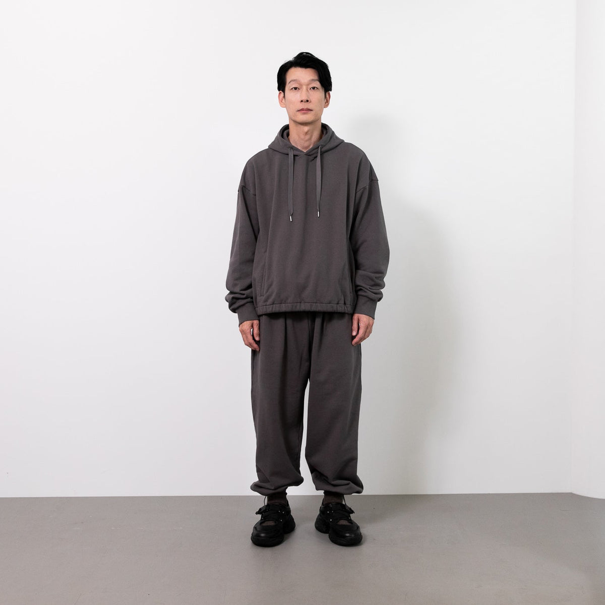 TWO-TUCKED URAKE SWEAT PANTS