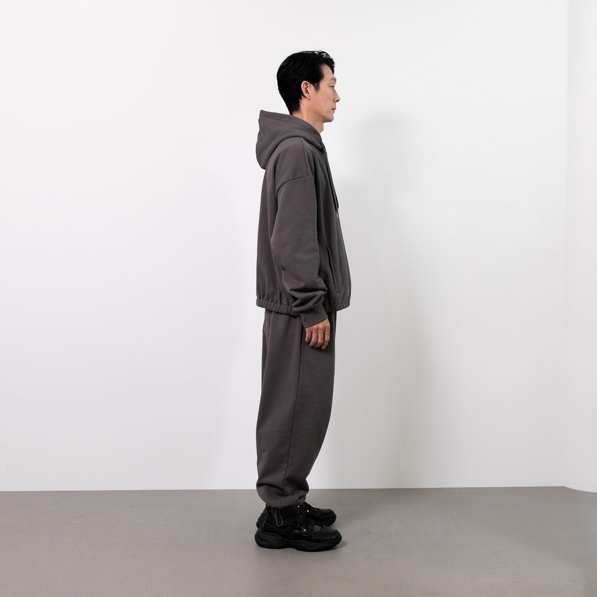 TWO-TUCKED URAKE SWEAT PANTS