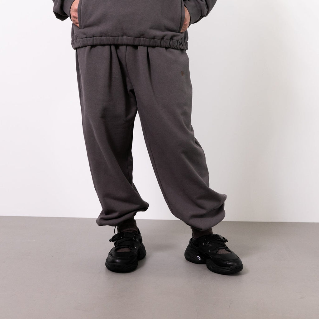 TWO-TUCKED URAKE SWEAT PANTS