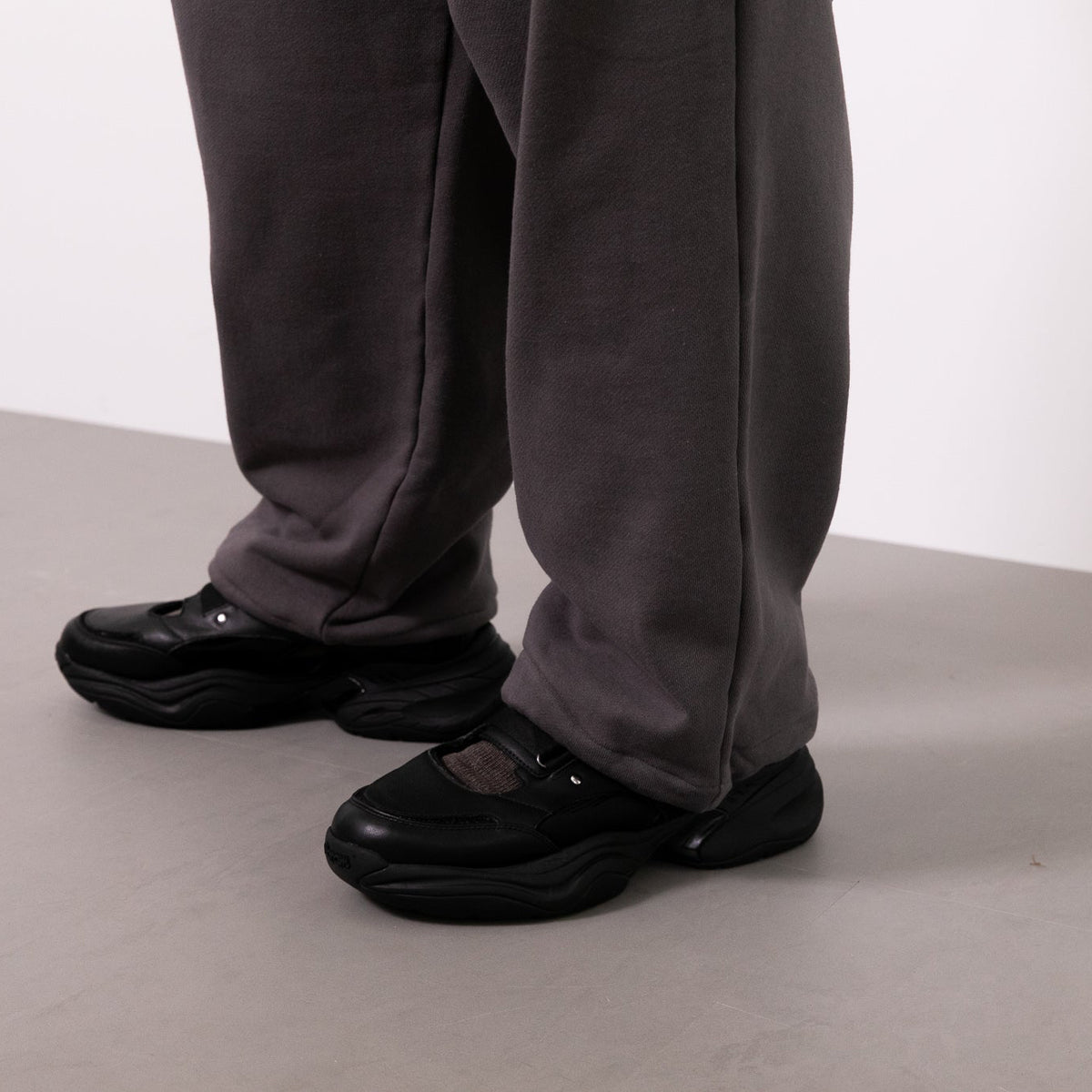 TWO-TUCKED URAKE SWEAT PANTS
