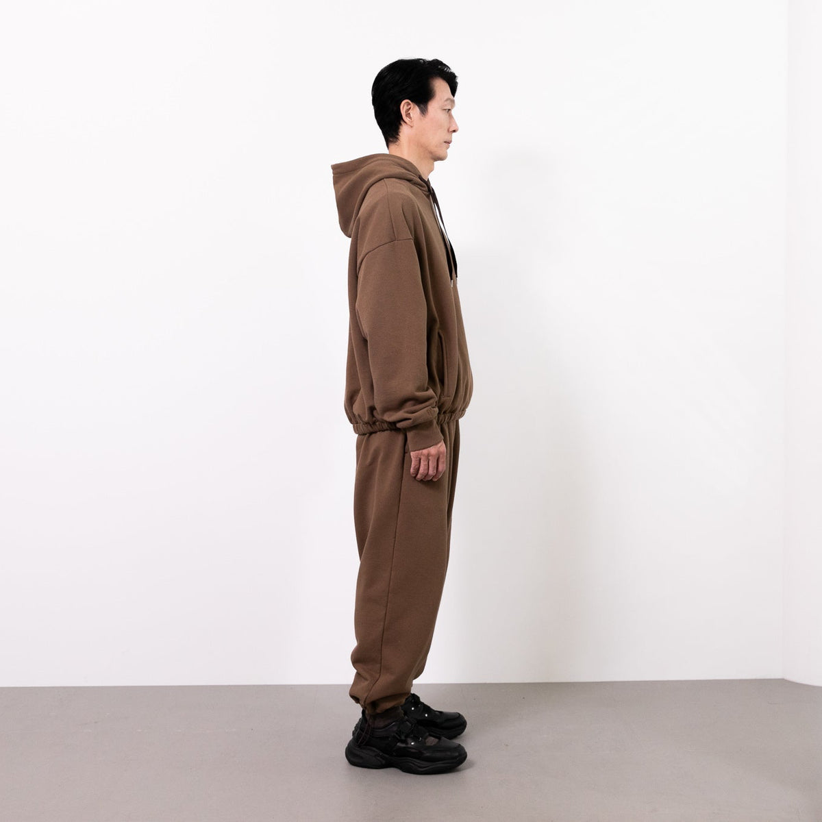 TWO-TUCKED URAKE SWEAT PANTS